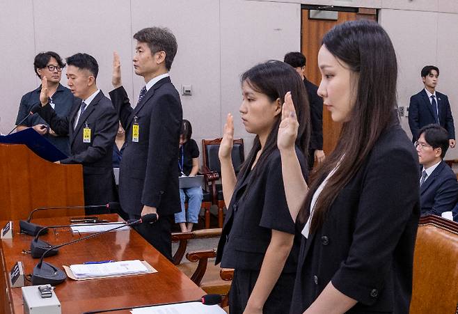 5일 국회에서 열린 법제사법위원회 법안심사1소위원회에서 열린 검찰 개혁 입법청문회에서 서울 남부지검에서 건진 전성배씨 관련한 수사를 담당했던 검사들과 압수수색 증거품인 '관봉권'을 관리했던 검찰 수사관들이 출석해 증인 선서를 하고 있다. (왼쪽부터) 이희동 부산고검 검사(전 서울남부지검 1차장 검사), 박건욱 대구지검 인권보호관(전 서울남부지검 부장검사), 김정민ㆍ남경민 서울남부지검 수사관. 연합뉴스