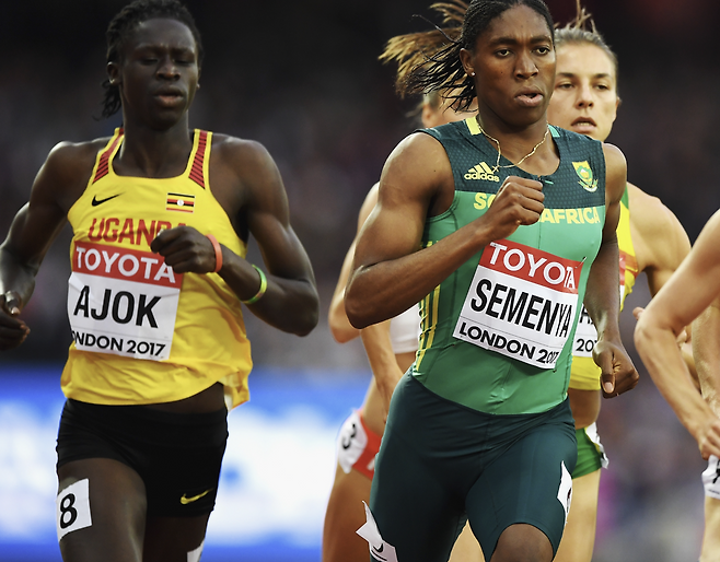 2017년 8월영국 런던 올림픽 스타디움에서 열린 제16회 세계육상선수권대회 여자 800m 준결승에서 우간다의 도쿠스 아조크(왼쪽), 남아프리카공화국의 캐스터 세메냐와 함께 달리고 있다. 게티이미지