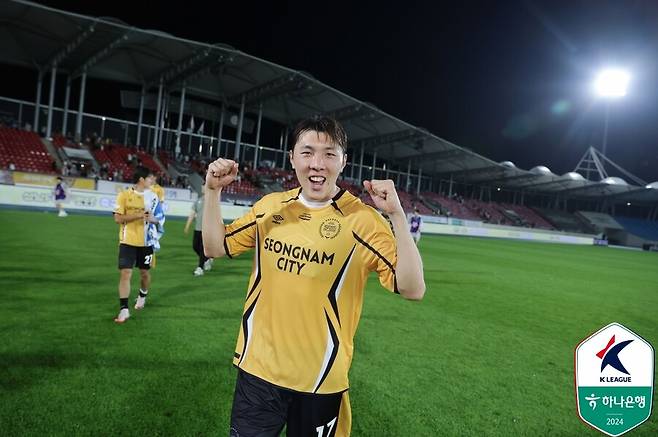 ▲ 올 시즌 K리그2 정상급 풀백으로 거듭난 신재원은 이날도 평점 7~8점급 활약을 보였다. 첫 두 골에 모두 관여했다. 신재원이 '흔들면' 충남아산 우 측면이 흔들렸다. 존재감이 남달랐다. ⓒ 한국프로축구연맹