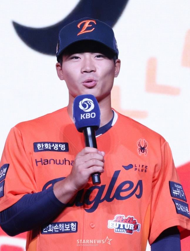 '2026 KBO 신인 드래프트'가 17일 서울 송파구 롯데호텔 월드 크리스탈볼룸에서 열렸다. 오재원(유신고)이 전체 3순위로 한화에 지명된 후 소감을 밝히고 있다. /사진=김진경 대기자