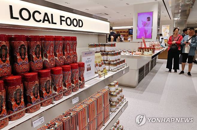 케이푸드 존 마련된 신세계면세점 명동점 (서울=연합뉴스) 이재희 기자 = 18일 서울 중구 신세계면세점 명동점 케이-컬처 복합 쇼핑 공간에서 외국인 관광객들이 리뉴얼된 공간을 살펴보고 있다. 이곳은 초콜릿, 스낵, 지역 특산품 등 식품 체험 공간인 '테이스트 오브 신세계'와 방탄소년단 굿즈와 앨범 판매 공간, 카카오프렌즈, 잔망루피 등 인기 캐릭터 중심의 기프트존 등을 함께 구성했다. 2025.7.18 scape@yna.co.kr