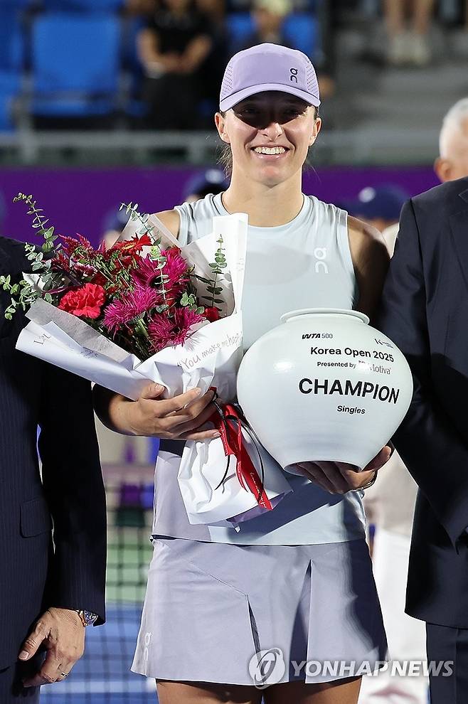 시상대에 선 시비옹테크 (서울=연합뉴스) 이동해 기자 = 21일 오후 서울 송파구 올림픽공원 테니스경기장에서 열린 여자프로테니스(WTA) 투어 코리아오픈 단식 결승 우승한 이가 시비옹테크가 시상대에서 사진촬영을 하고 있다. 2025.9.21 eastsea@yna.co.kr