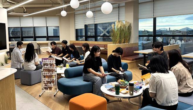▲ ㈜더키코 본사 사옥 4층에 마련된 직원 휴게실에서 직원들이 자연스러운 분위기에서 제품개발 회의를 진행하고 있다. /사진제공=㈜더키코