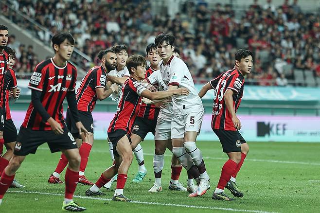 광주FC가 지난 21일 열린 FC서울과의 원정 경기에서 참패를 당하며 6위로 내려앉았다. <광주FC 제공>