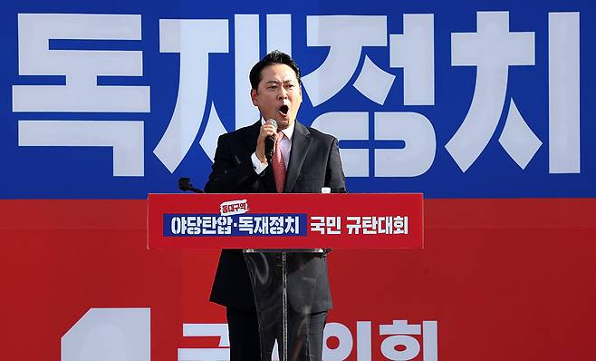 국민의힘 장동혁 대표가 지난 21일 대구 동구 동대구역 광장에서 열린 \'야당탄압·독재정치 국민 규탄대회\'에서 발언하고 있다. /연합뉴스