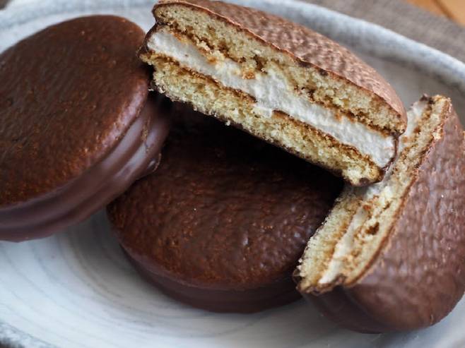 회사 측에서 순찰 중 400원짜리 초코파이와 650원짜리 커스터드 한 개를 먹은 직원을 신고해 항소심까지 진행 중이다. (사진=게티이미지)