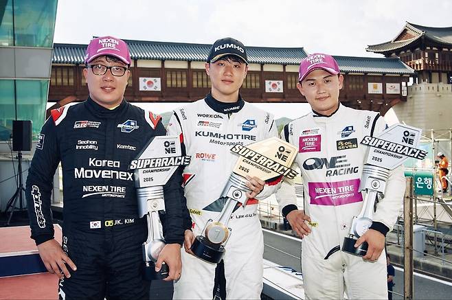 토요타 가주 레이싱 6000 클래스 7R 입상자들. 왼쪽부터 2위 김준군, 1위 이창욱, 3위 최광빈