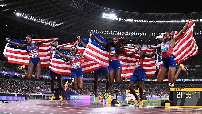세계선수권 여자 400m 계주에서 우승한 미국. ⓒ AFP=뉴스1