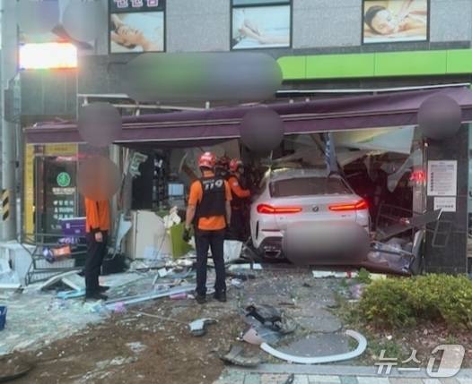 22일 차량이 편의점으로 돌진한 사고 현장에 경찰과 소방 당국이 출동한 모습. (해운대 경찰서 제공. 재판매 및 DB 금지)