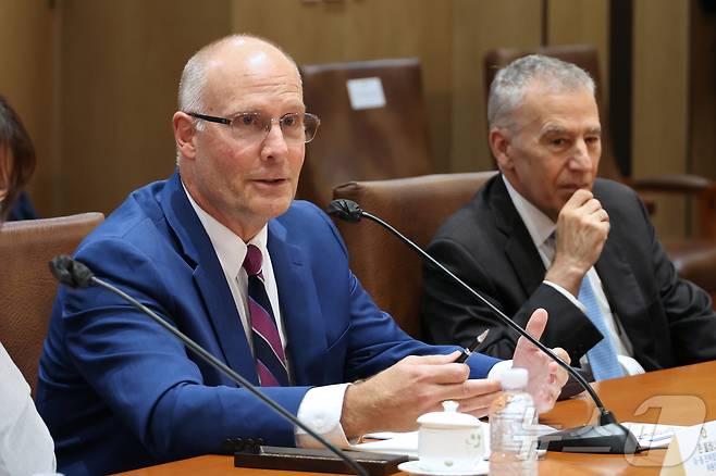 존 물레나 미중전략경쟁특별위원회 위원장이 지난해 8월서울 여의도 국회에서 우원식 국회의장을 접견하고 있다. (공동취재) 2024.8.30/뉴스1 ⓒ News1 안은나 기자