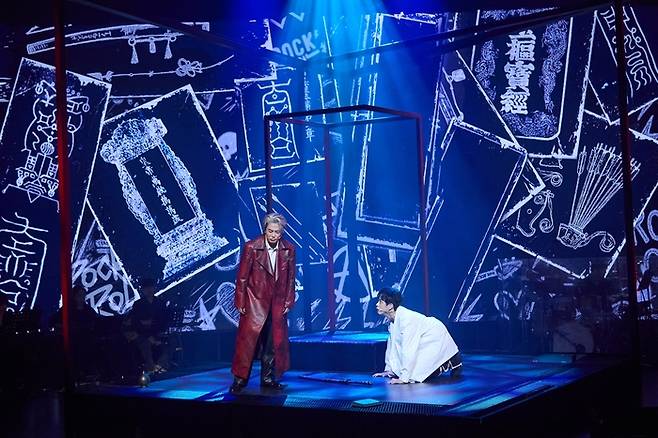 뮤지컬 ‘쉐도우’는 단조로운 무대 위에서 조명과 영상, 다양한 록 장르의 넘버로 인물 간의 서사를 극대화한다. 사진 | 블루스테이지