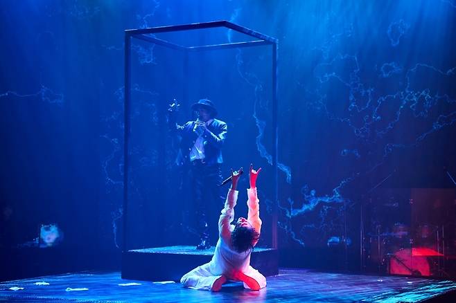 뮤지컬 ‘쉐도우’는 관객들의 뜨거운 관심 속에 11월2일까지 연장 공연된다. 사진 | 블루스테이지