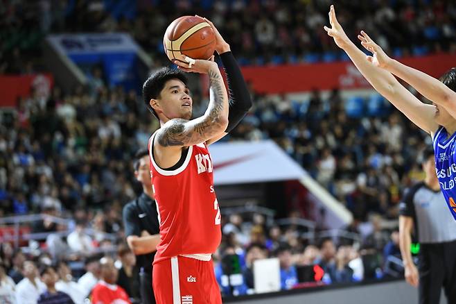 서울 SK 톨렌티노가 21일 잠실학생체육관에서 열린 2025~2026 LG전자 프로농구 오픈 매치(시범경기) 서울 삼성전에서 3점슛을 던지고 있다. 사진 | KBL