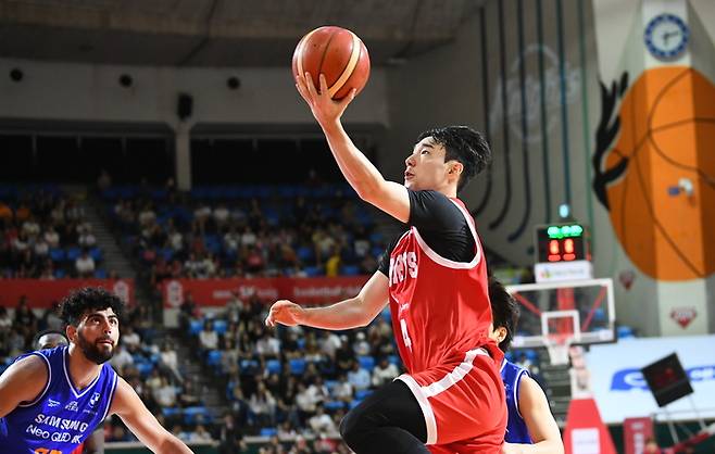 서울 SK 감낙현이 21일 잠실학생체육관에서 열린 2025~2026 LG전자 프로농구 오픈 매치(시범경기) 서울 삼성전에서 레이업슛을 시도하고 있다. 사진 | KBL