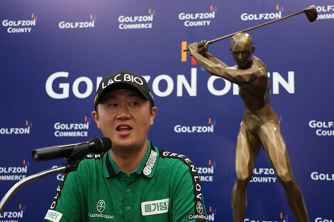 박성국이 21일 열린 골프존 오픈 최종 라운드에서 우승을 차지한 후 인터뷰를 하고 있다. 사진 | KPGA