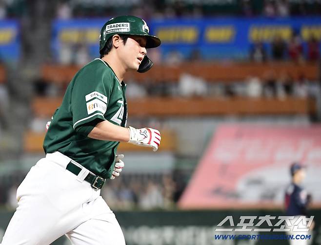 5일 인천 SSG랜더스필드에서 열린 SSG와 롯데의 경기. 5회말 롯데 벨라스케즈 상대 솔로홈런을 날린 SSG 최정. 인천=송정헌 기자songs@sportschosun.com/2025.09.05/