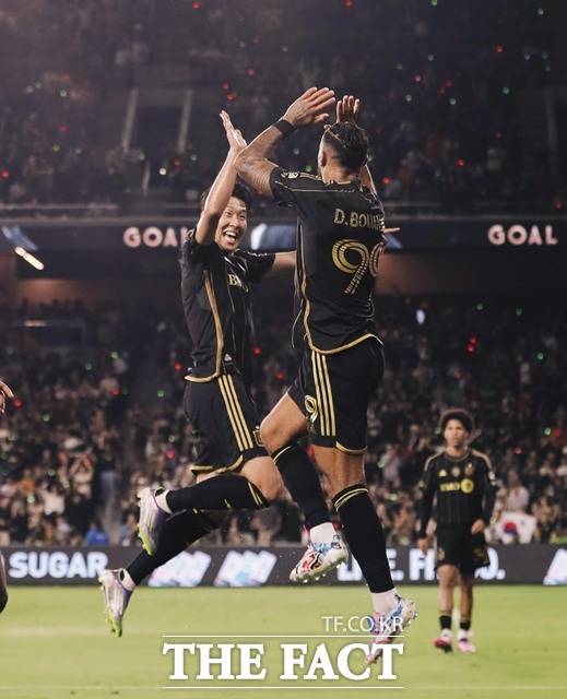 LAFC의 손흥민(왼쪽)과 드니 부앙가(오른쪽)가 22일 솔트레이크와 2025 MLS 홈 경기 전반 추가시간 합작골을 기록한 후 기쁨의 하이파이브를 하고 있다./LAFC