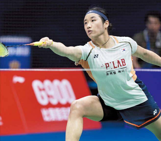 AFP 연합뉴스안세영이 21일 중국 마스터스 결승에서 한웨의 공격을 받아내고 있다.