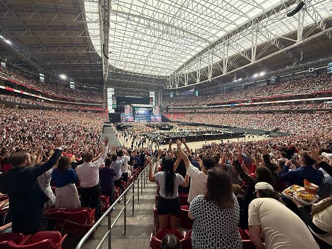 21일 미국 애리조나주 글렌데일의 '스테이트 팜 스타디움'에 공화당 지지자 7만명이 가득 들어차 지난 10일 피살된 청년 보수 활동가 찰리 커크를 추모하고 있다. /박국희 특파원