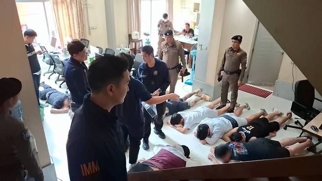 지난 6월 21일 태국 파타야 현지 리조트에서 태국 경찰이 범죄 조직원들 20명을 검거하는 모습./서울경찰청 광역수사단