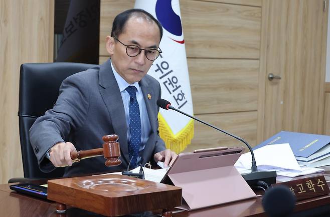 고학수 개인정보보호위원회 위원장이 10일 서울 종로구 정부서울청사에서 제20회 개인정보보호위원회(개인정보위) 전체회의에 참석해 개회하며 의사봉울 드드리고 있다. 2025.09.10 뉴시스