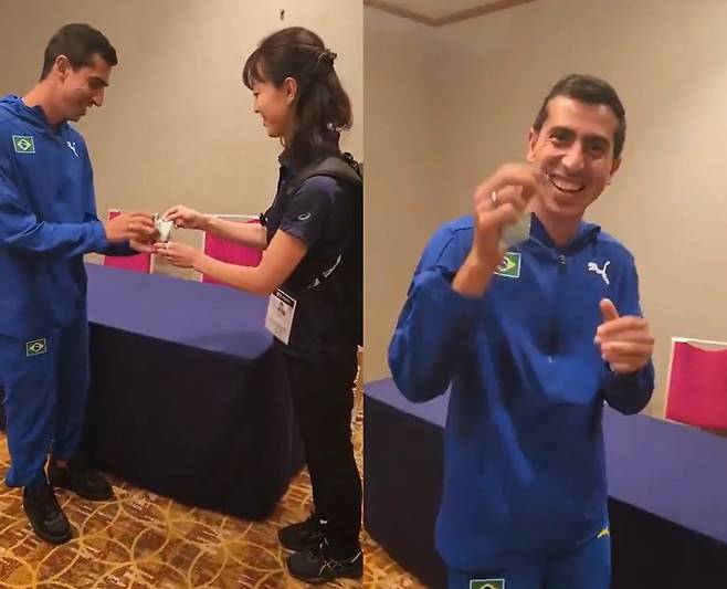 반지를 찾고 기뻐하는 카이오 본핌 선수의 모습. (출처=X @okizo4649 갈무리)