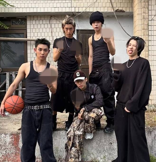 박재범이 제작한 신인 그룹 롱샷, 데뷔 전 손가락 욕설 사진 공개로 논란 휩싸였다. 인스타그램 갈무리 @lngshot4sho