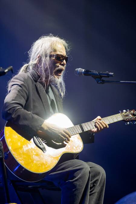 밴드 들국화의 보컬 전인권이 지난 21일 서울 서대문구 연세대학교 대강당에서 열린 ‘들국화 전인권 40주년 콘서트―마지막 울림’에서 열창하고 있다. 드림어스컴퍼니 제공