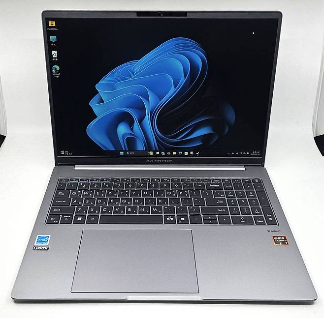 에이수스 엑스퍼트북 P3(PM3606) 제품 정면 / 출처=IT동아