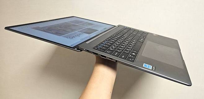 180도까지 펴지는 화면 힌지는 간이 프레젠테이션 용으로 유용하다 / 출처=IT동아