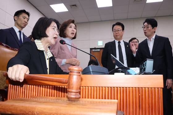 나경원 국민의힘 의원이 22일 서울 여의도 국회 법제사법위원회에서 열린 검찰개혁 입법청문회에서 퇴장 명령을 한 더불어민주당 소속 추미애 법사위원장에게 항의하고 있다. 뉴스1
