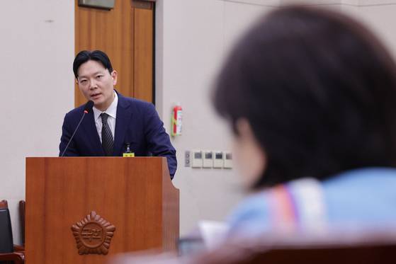 박상용 검사(법무연수원 교수)가 22일 국회 법제사법위원회의 검찰개혁 입법청문회에서 서영교 더불어민주당 의원의 질의에 답변하고 있다. 뉴스1
