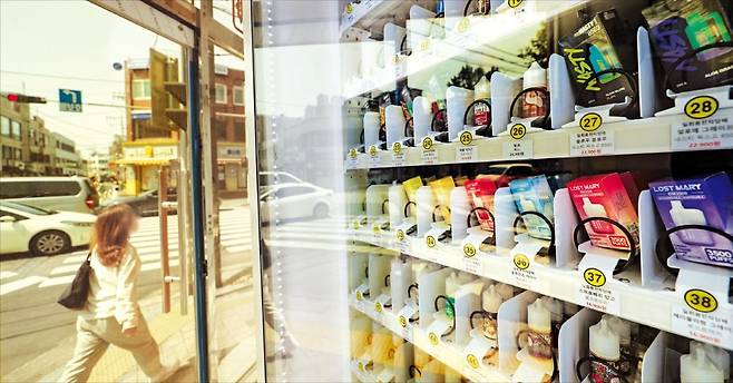 청소년에게 노출된 가향담배 멘톨, 과일 향 등이 첨가된 가향 담배가 청소년 흡연을 부추긴다는 지적이 끊이지 않고 있다. 서울 마포구 한 무인점포 자판기에 가향 전자 담배가 진열돼 있다. 연합뉴스