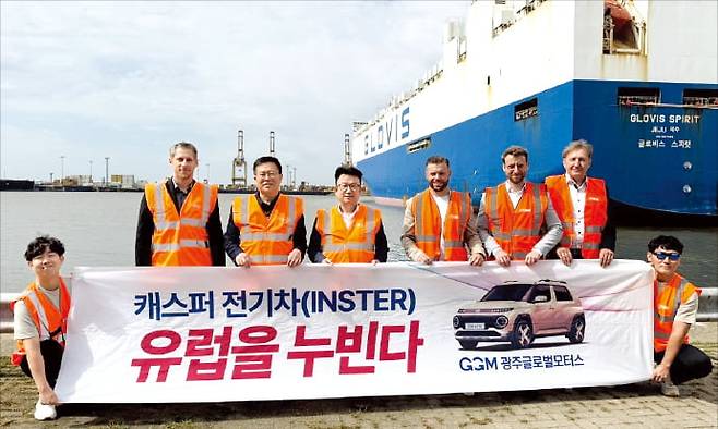 윤몽현 광주글로벌모터스(GGM) 대표(가운데)와 공장 임직원이 지난달 독일 딜러사 관계자들을 만나 인스터(캐스퍼 EV 수출명)를 홍보하고 있다. GGM 제공