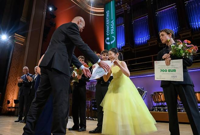 바이올리니스트 김연아가 체코 프라하에서 열린 콩쿠르인 '콘체르티노 프라가'에서 수상하고 있다. 사진제공. 코코클래식, 드보르작 프라하 페스티벌.