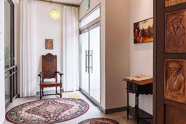 ‘면죄부와 성경 사이에 서서.’ 보름스 홀 모습으로 보름스 회의에서의 마르틴 루터를 그려낸 역사화 사본이 걸려 있다. 당시 루터는 고백했다. ‘내가 여기 서 있노라’(Here I Stand Room). 하이패밀리 제공