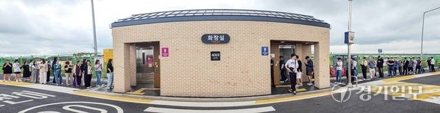 경기도내 고속도로 졸음쉼터의 화장실들이 통행량과 무관하게 일괄 설치돼 있어 휴일, 명절 등에 일부 화장실에 몰린 이용객들이 불편을 호소하고 있다. 사진은 21일 오후 많은 이용객이 몰린 평택시 오성면 길음졸음쉼터(세종 방향) 화장실. 윤원규기자