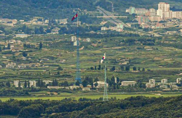 파주 접경지역에서 바라본 서부전선 비무장지대(DMZ) 남한 대성동 마을의 태극기와 북한 기정동 마을의 인공기가 펄럭이고 있다. 경기일보DB
