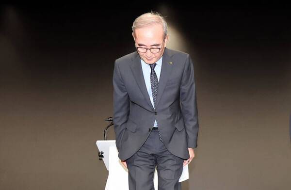 ▲김영섭 KT 사장이 11일 서울 종로구 KT 광화문빌딩 웨스트 사옥에서 소액결제 피해와 관련해 고개 숙여 사과하고 있다. 연합뉴스