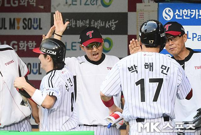 신민재와 염경엽 감독. 사진=김영구 기자