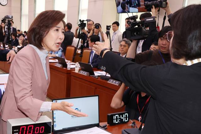 22일 서울 여의도 국회 법제사법위원회에서 열린 ‘건진법사 관봉권 띠지’ 분실 관련 검찰개혁 입법청문회에서 국민의힘 나경원 의원 등 위원들이 추미애 위원장의 질서유지권 발동 등에 항의하고 있다. 연합뉴스