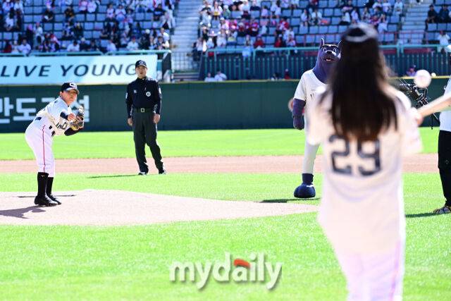 김광현의 아들 김민재군이 완벽한 시구를 하고 있다.