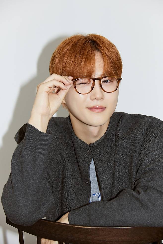 수호는 수록곡 '골든 아워' 작사에 참여했다. SM엔터테인먼트 제공