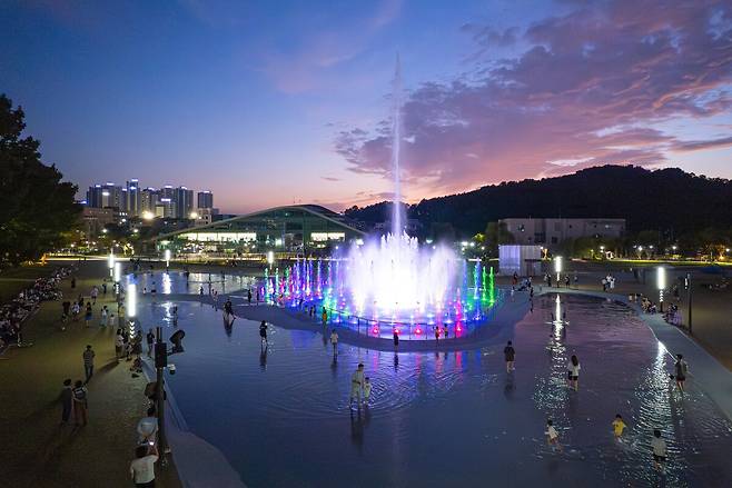 천안삼거리공원에서 야간 산책을 즐기는 시민들.
