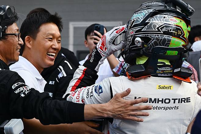 팀원들과 승리의 기쁨을 나누고 있는 이창욱. 사진: 김학수 기자