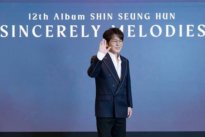 신승훈이 22일 서울 강남구 노보텔 앰배서더 서울 강남에서 진행된 정규 12집 ‘신시어리 멜로디(SINCERELY MELODIES)’ 발매 기자간담회에서 포즈를 취하고 있다. 도로시 컴퍼니 제공