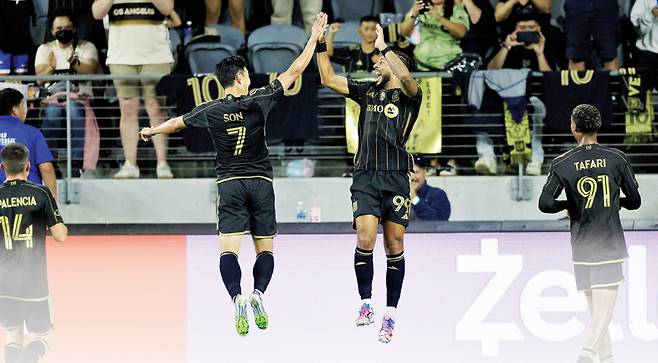 손흥민(가운데 왼쪽)과 데니스 부앙가가 22일 미국 캘리포니아주 LA의 BMO 스타디움에서 열린 2025 MLS 레알 솔트레이크와 홈경기에서 나란히 골 세리머니를 하고 있다. AFP연합뉴스
