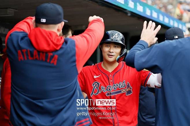 ▲ 애틀랜타 브레이브스 김하성이 시즌 5호 홈런을 터뜨리고 덕아웃으로 돌아와 동료들과 하이파이브를 나누고 있다.