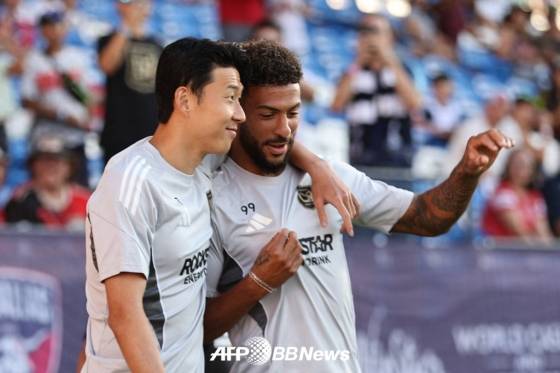 로스앤젤레스(LA)FC 손흥민(왼쪽)과 드니 부앙가. /AFPBBNews=뉴스1