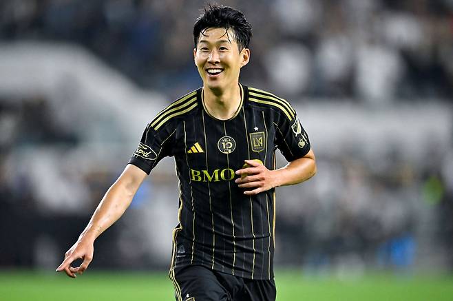 LAFC 공격 콤비 손흥민과 드니 부앙가가 22일 레알 솔트레이크 시티와의 홈 경기에서 4골을 합작한 뒤 MLS 공식 홈페이지는 '부앙가가 최근 네 경기에서 두 차례 해트트릭을 기록했다. 그의 골 결정력은 손흥민과 함께 뛴 이후 눈에 띄게 향상됐다'고 평가했다. 미국 '시티즌 트리뷴'은 '손흥민은 토트넘 시절 해리 케인과 함께 잉글리시 프리미어리그 역사적인 공격 듀오를 만들었다. 이제 그는 MLS에서도 또 다른 파트너십을 만들어가고 있다'고 했다. 미국 스포츠 전문 매체 '스포팅 트리뷴'은 '손흥민과 함께라면 부앙가가 골든부츠 경쟁에서 메시와 끝까지 맞붙을 수 있다'며 '손흥민의 가세로 부앙가는 단순히 팀 내 에이스를 넘어 리그 전체를 대표하는 스트라이커로 성장하고 있다'고 했다. 연합뉴스